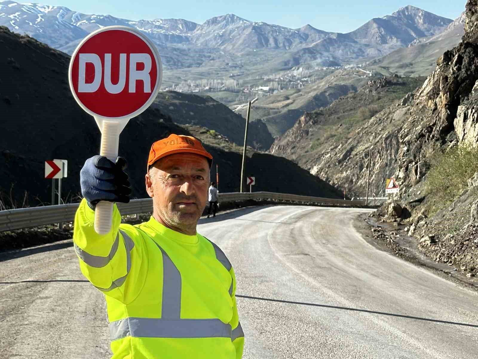 Yüksekova’da heyelan sonrası dağcılar devreye girdi