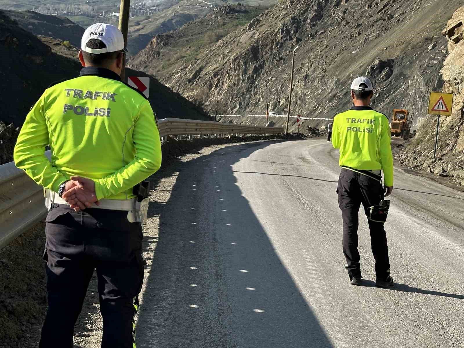 Yüksekova’da heyelan sonrası dağcılar devreye girdi