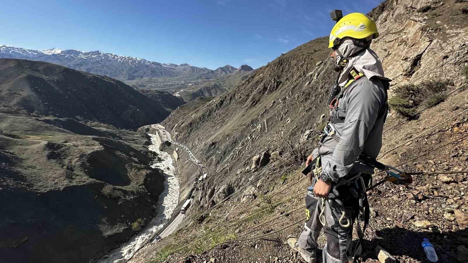 Yüksekova’da heyelan sonrası dağcılar devreye girdi