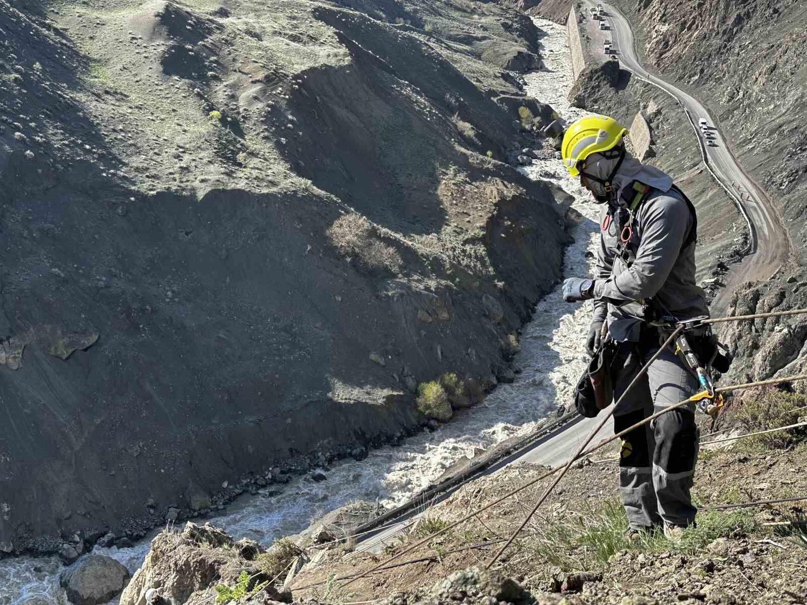 Yüksekova’da heyelan sonrası dağcılar devreye girdi