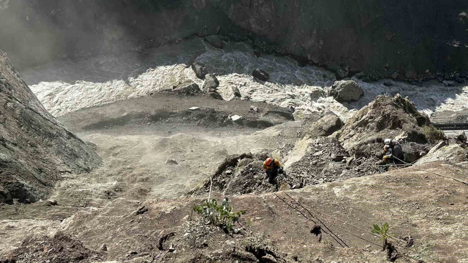 Yüksekova’da heyelan sonrası dağcılar devreye girdi