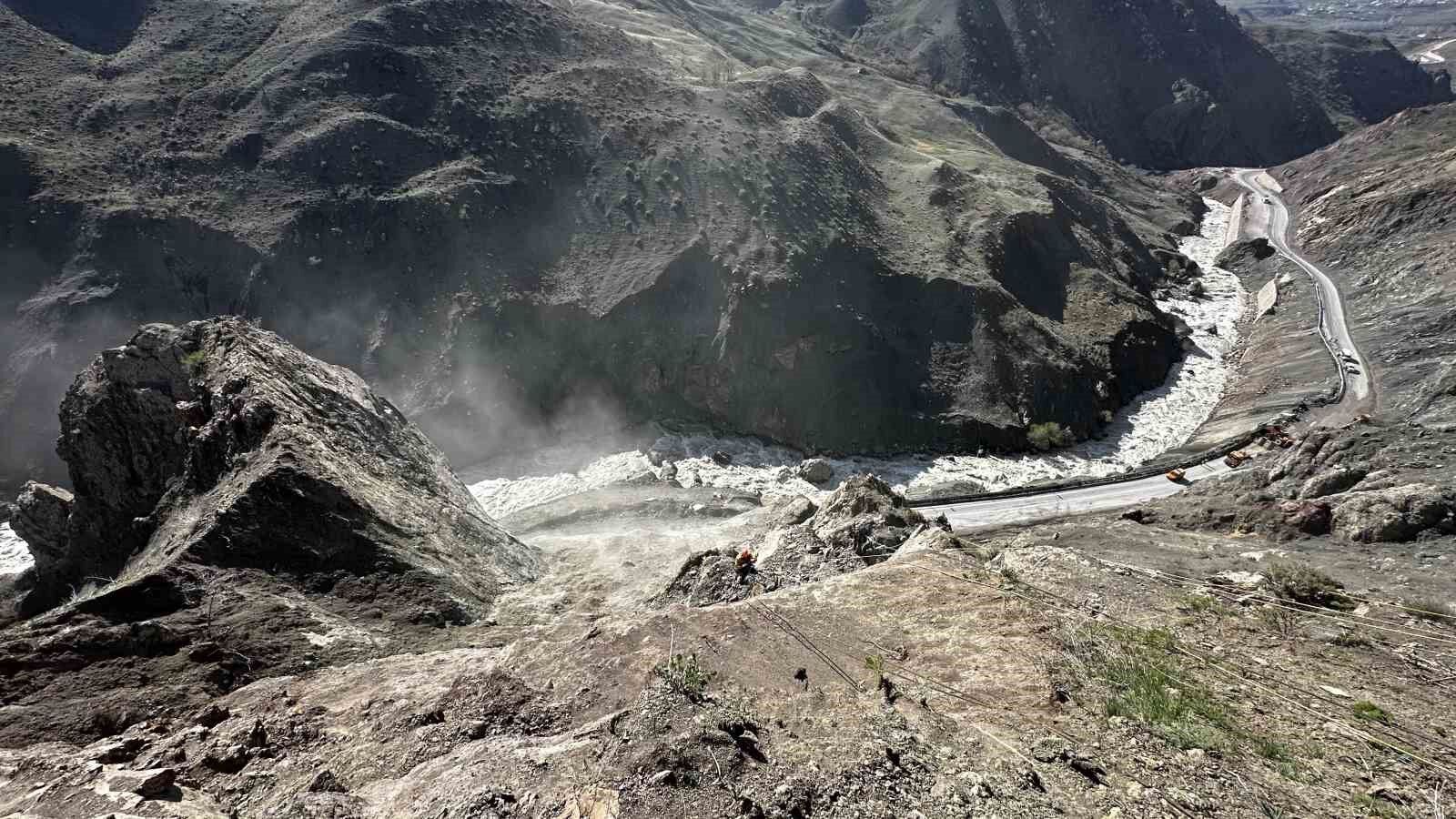 Yüksekova’da heyelan sonrası dağcılar devreye girdi