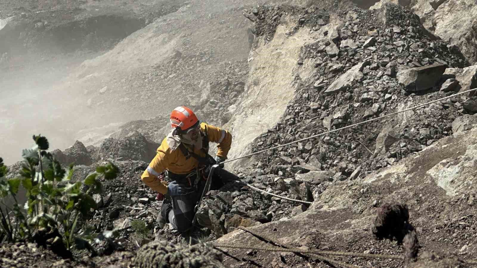 Yüksekova’da heyelan sonrası dağcılar devreye girdi