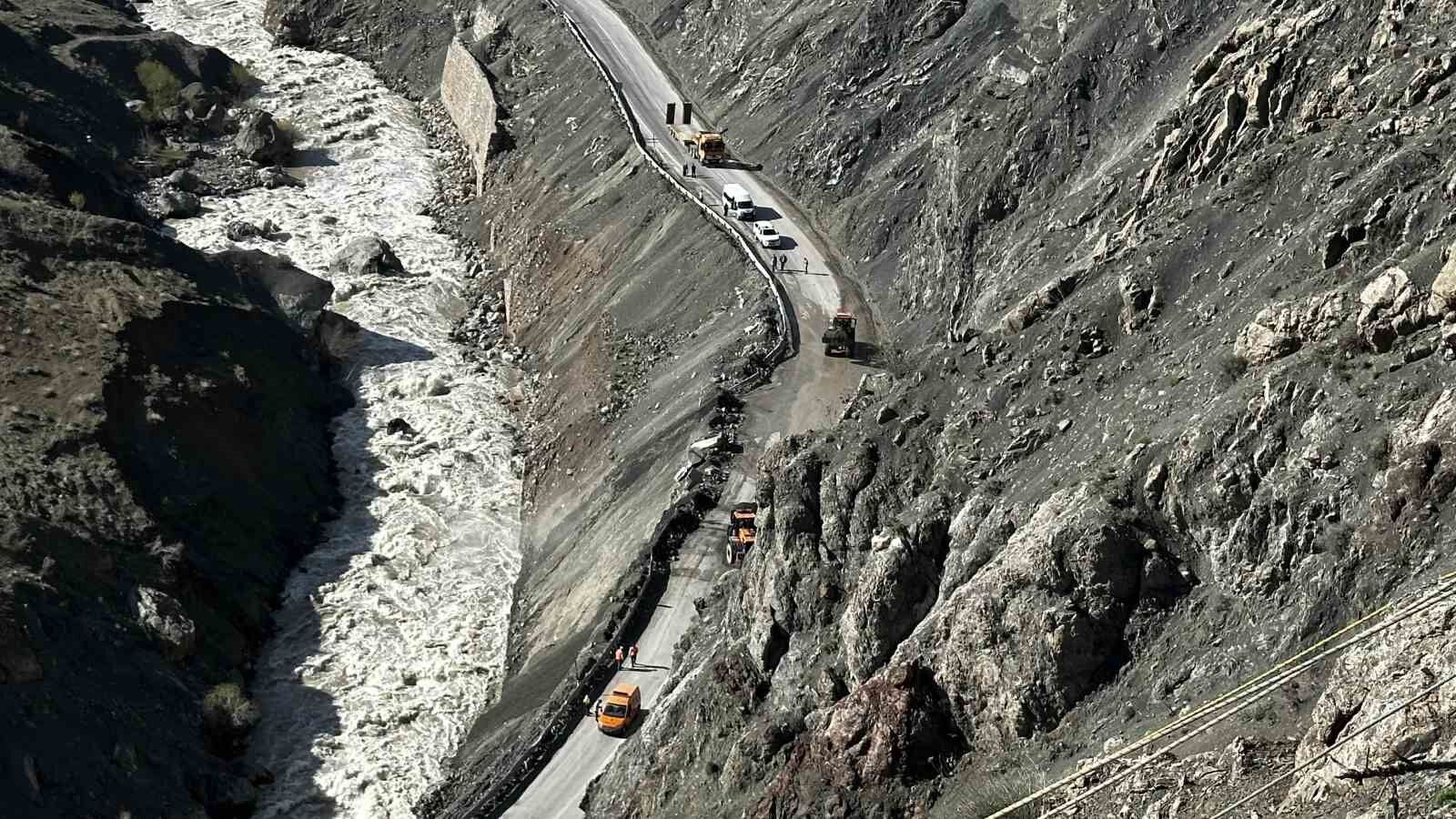 Yüksekova’da heyelan sonrası dağcılar devreye girdi