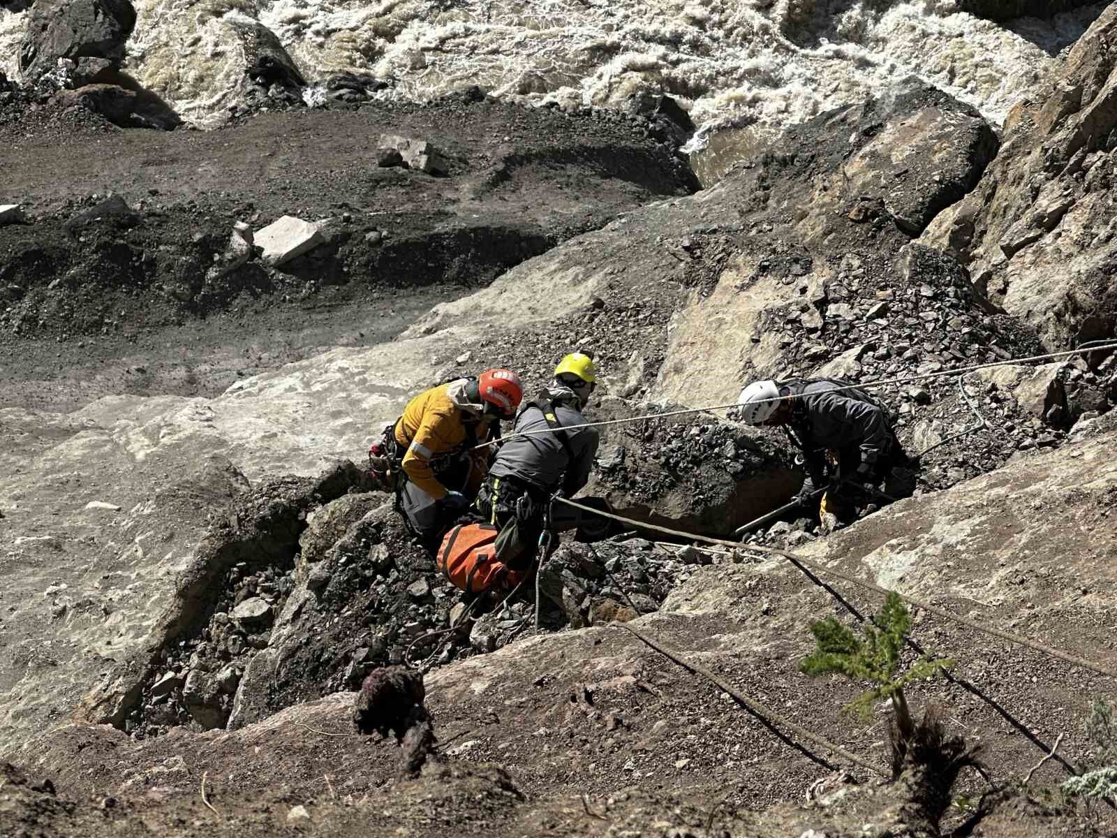 Yüksekova’da heyelan sonrası dağcılar devreye girdi