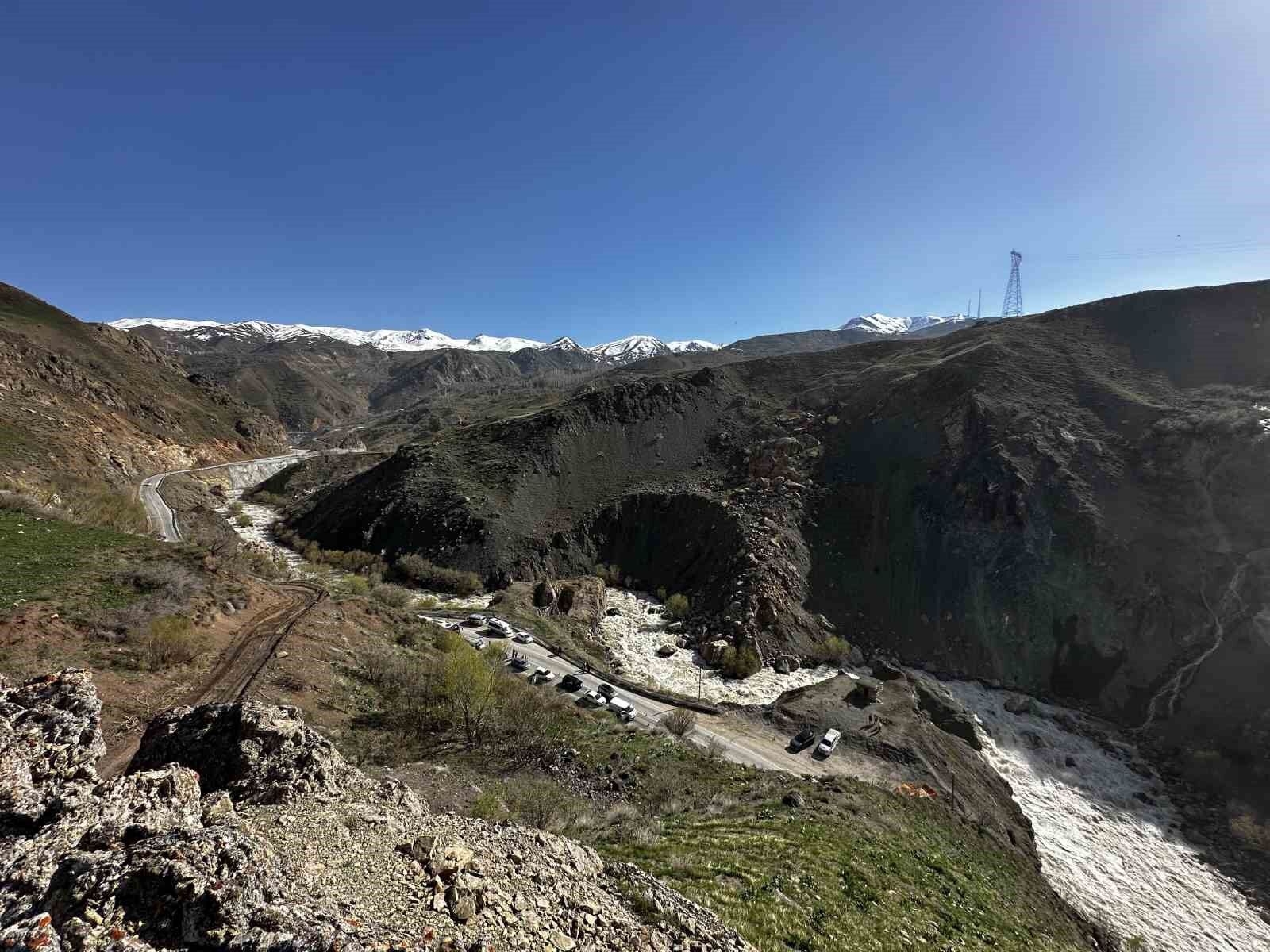 Yüksekova’da heyelan sonrası dağcılar devreye girdi