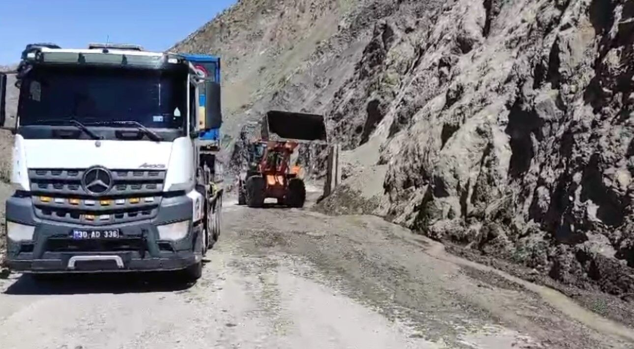 Yüksekova yoluna inen kaya parçaları temizleniyor