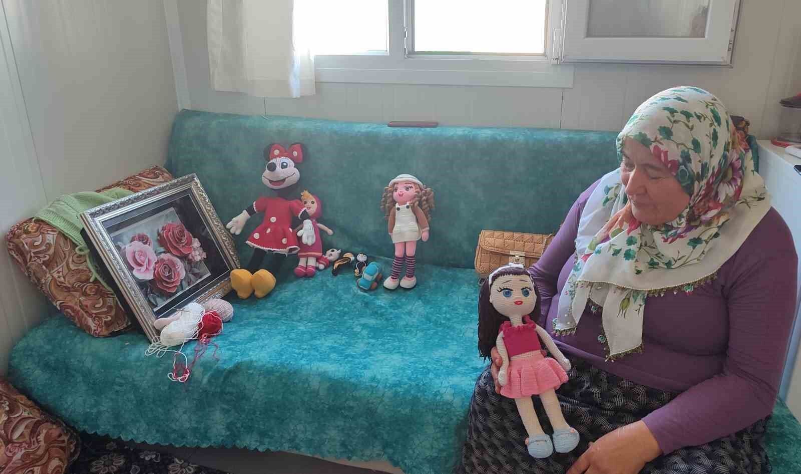 Depremzede kadın yaptığı bez bebeklerle geçimini sağlıyor