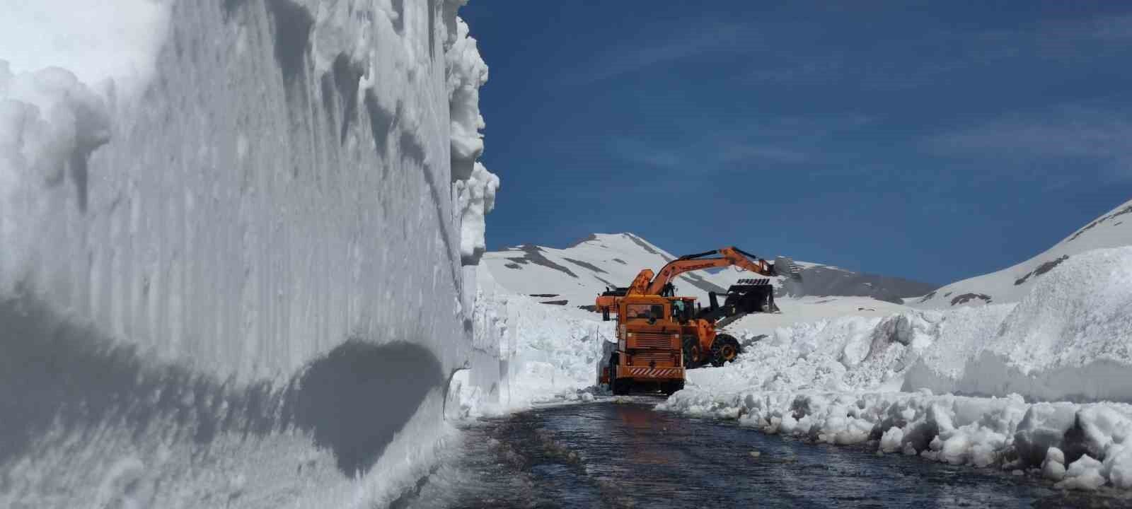 Van-Bahçesaray karayolunda kar mesaisi