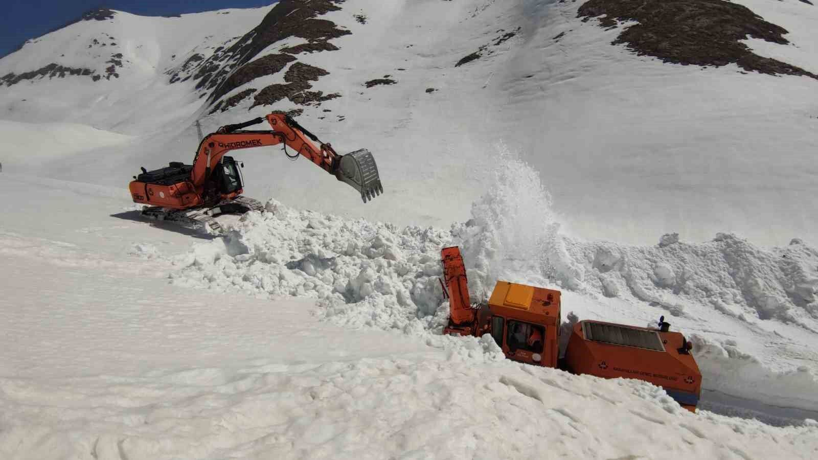 Van-Bahçesaray karayolunda kar mesaisi