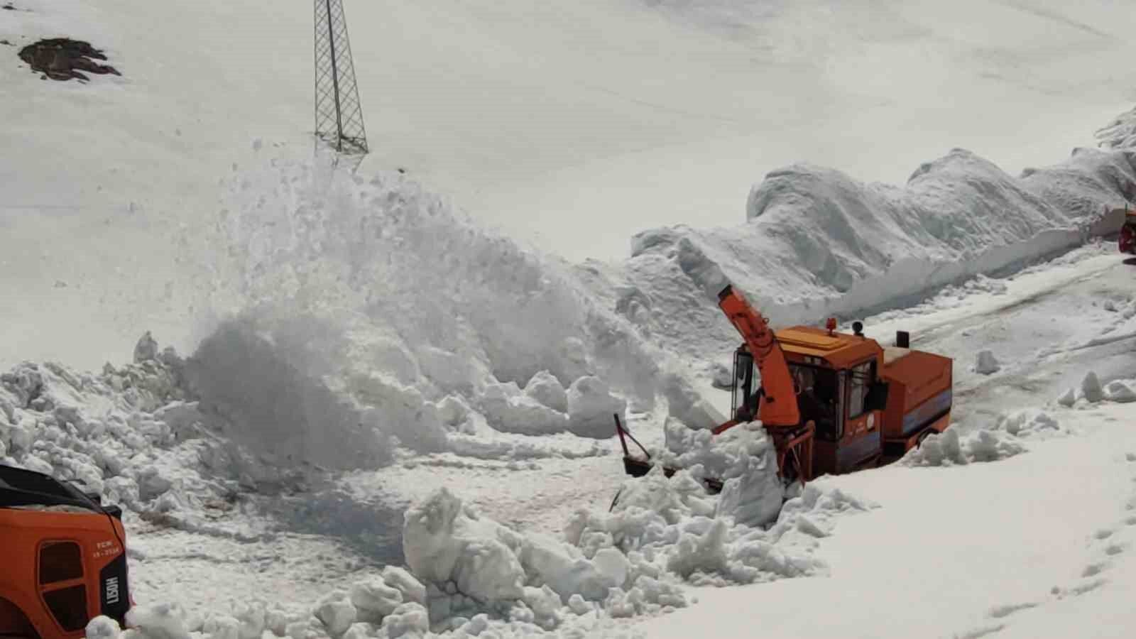 Van-Bahçesaray karayolunda kar mesaisi