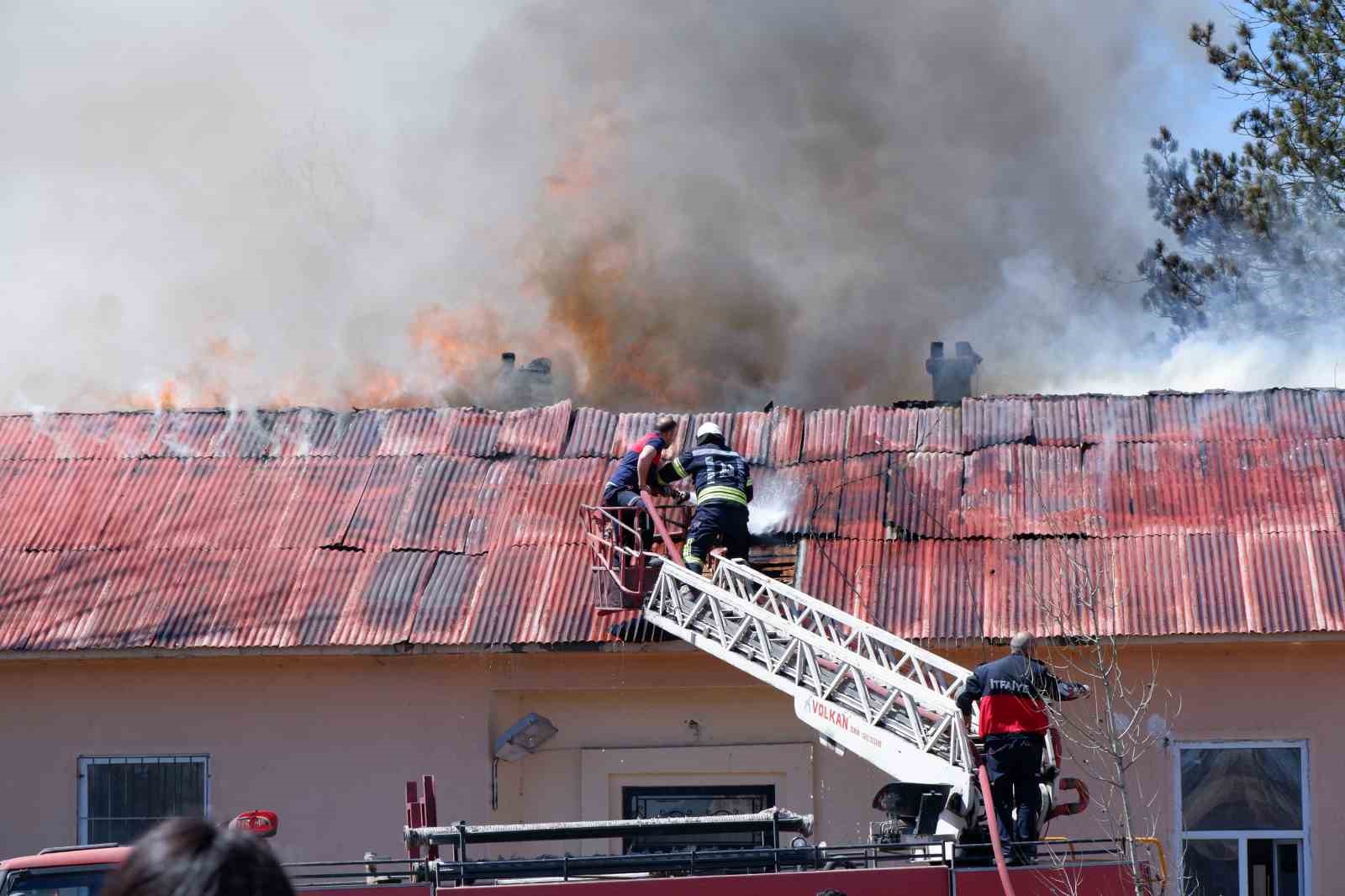 Bir kıvılcım binayı ateşe verdi