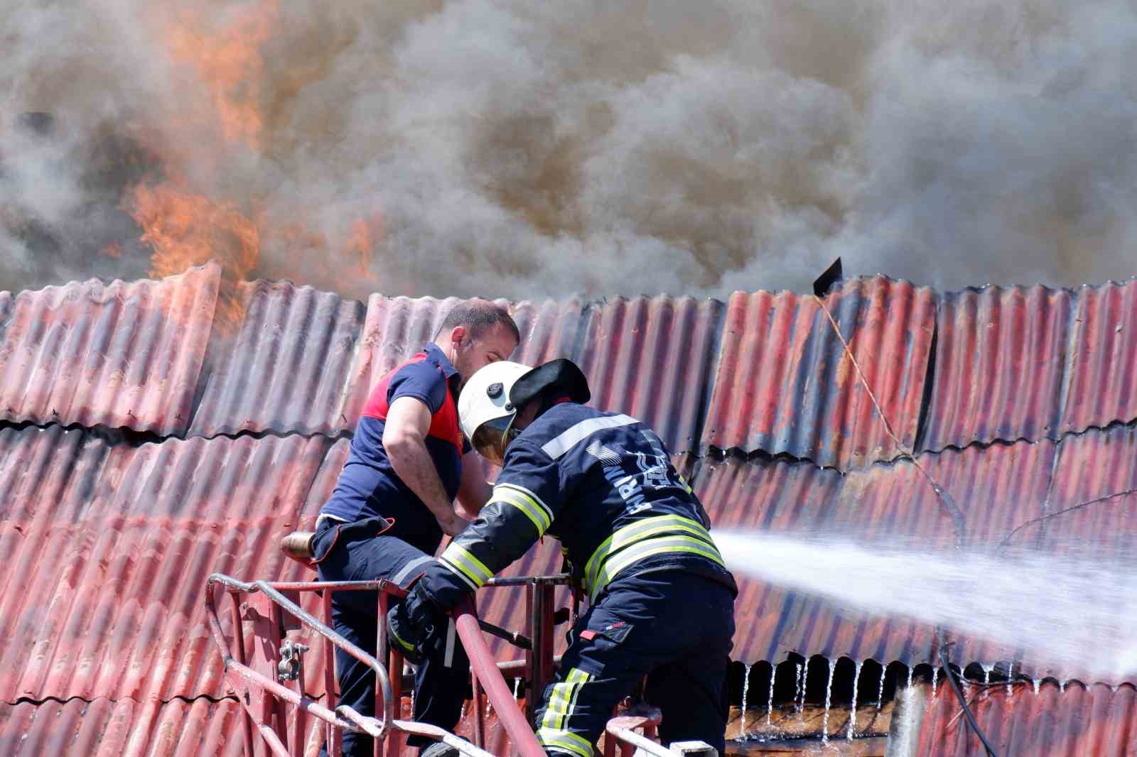 Bir kıvılcım binayı ateşe verdi