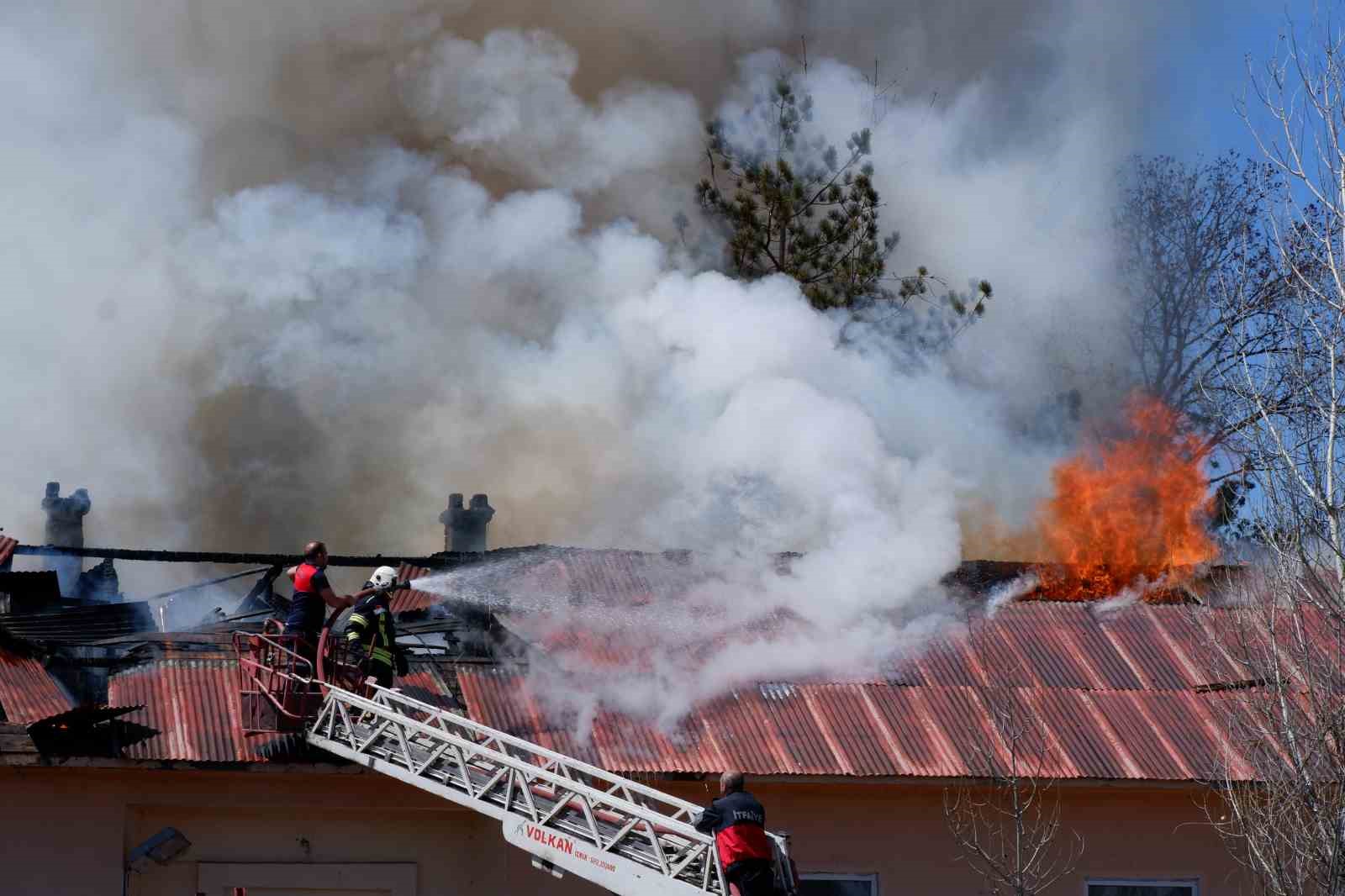 Bir kıvılcım binayı ateşe verdi