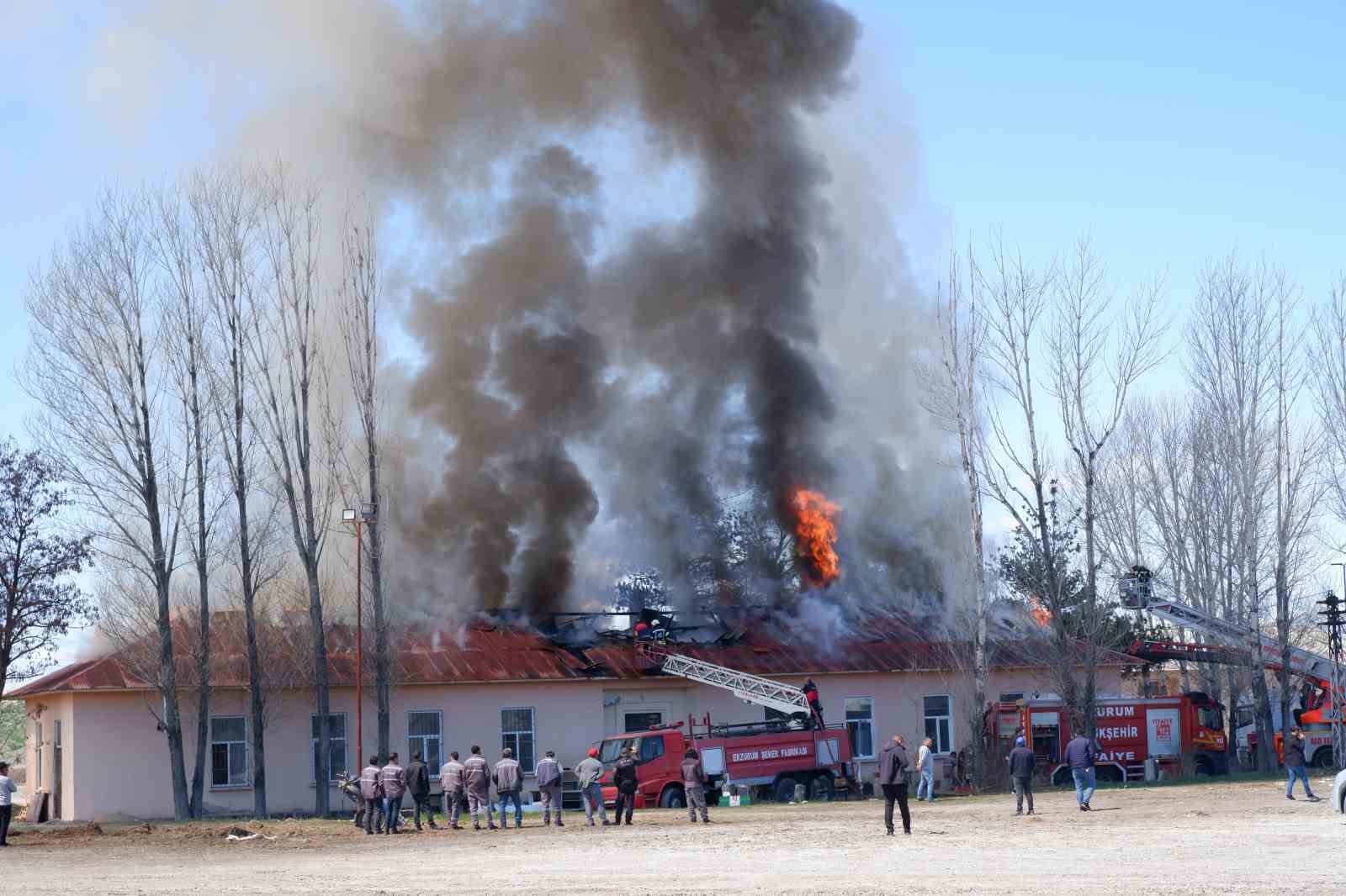 Bir kıvılcım binayı ateşe verdi