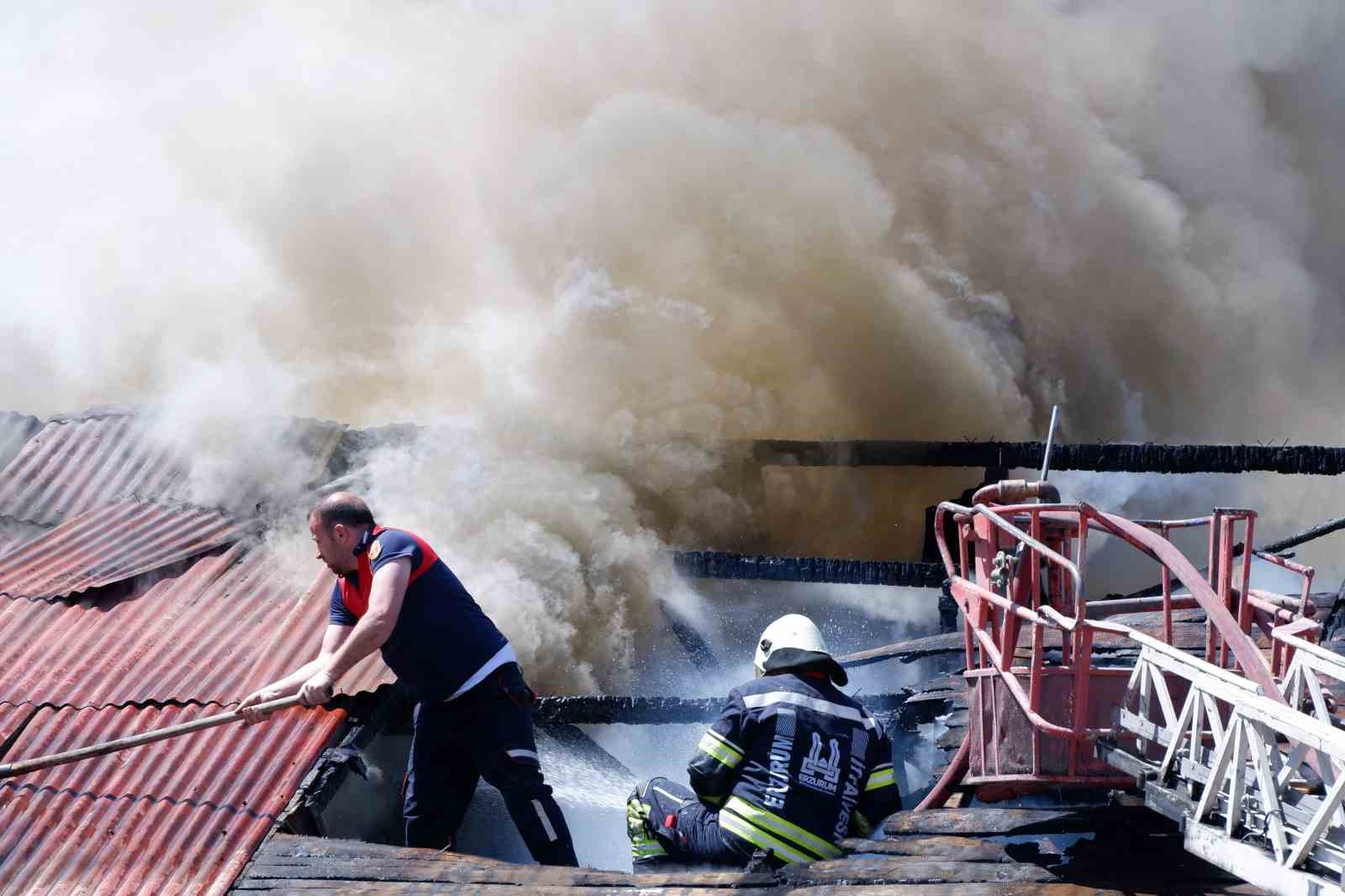 Bir kıvılcım binayı ateşe verdi