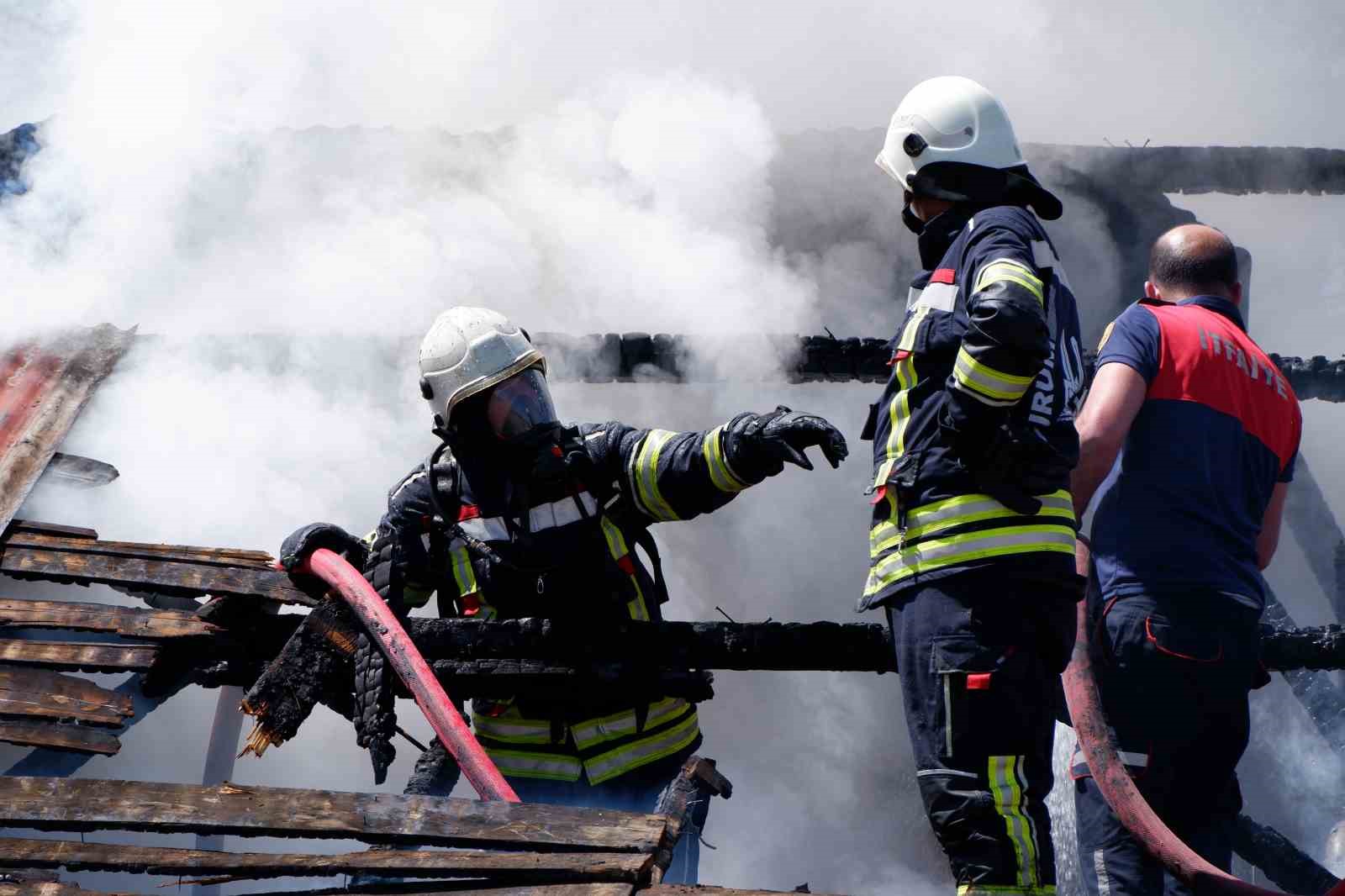 Bir kıvılcım binayı ateşe verdi