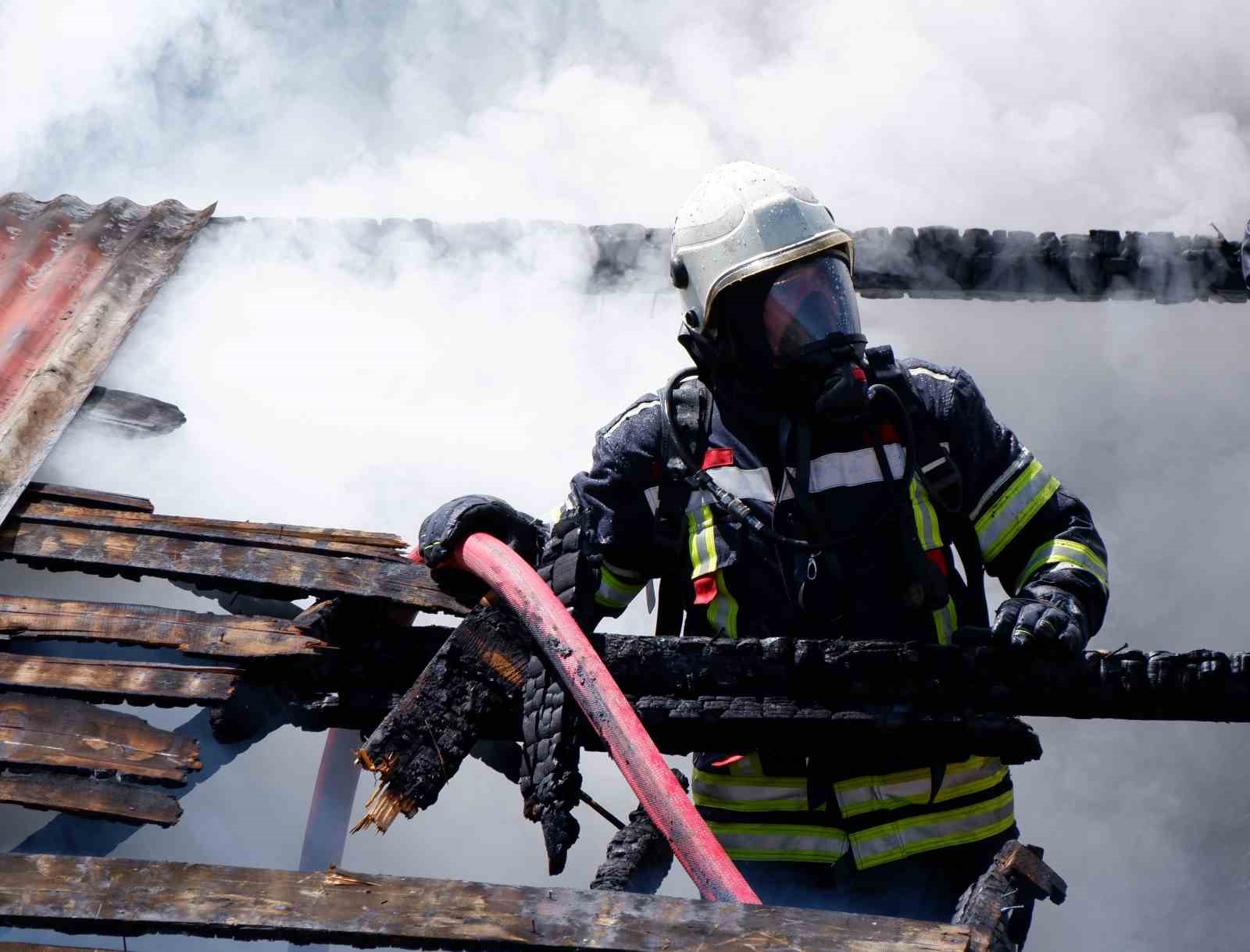 Bir kıvılcım binayı ateşe verdi