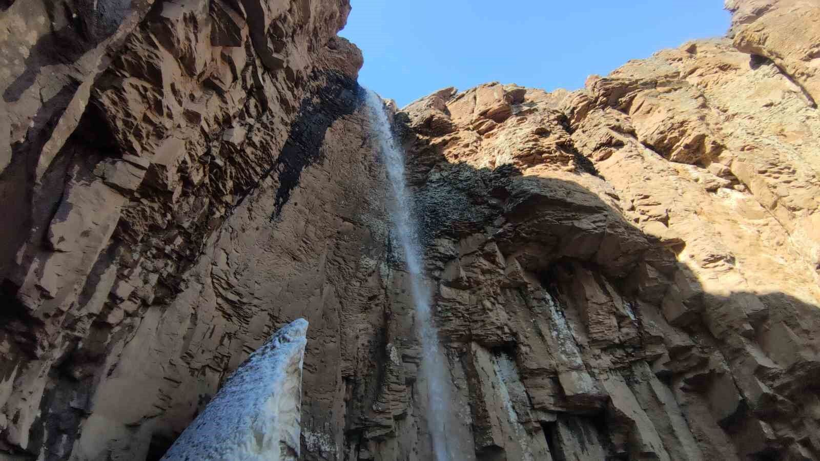 Van’da 40 metre yükseklikten akan şelale ilkbaharda coştu