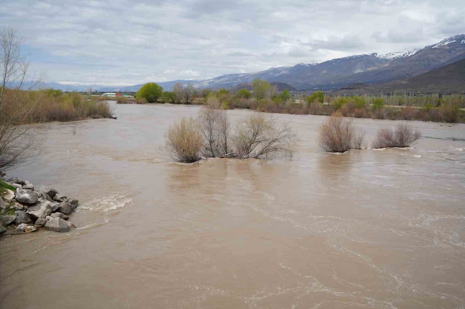 Eriyen kar suları Doğu’daki nehirlerin debisini yükseltti