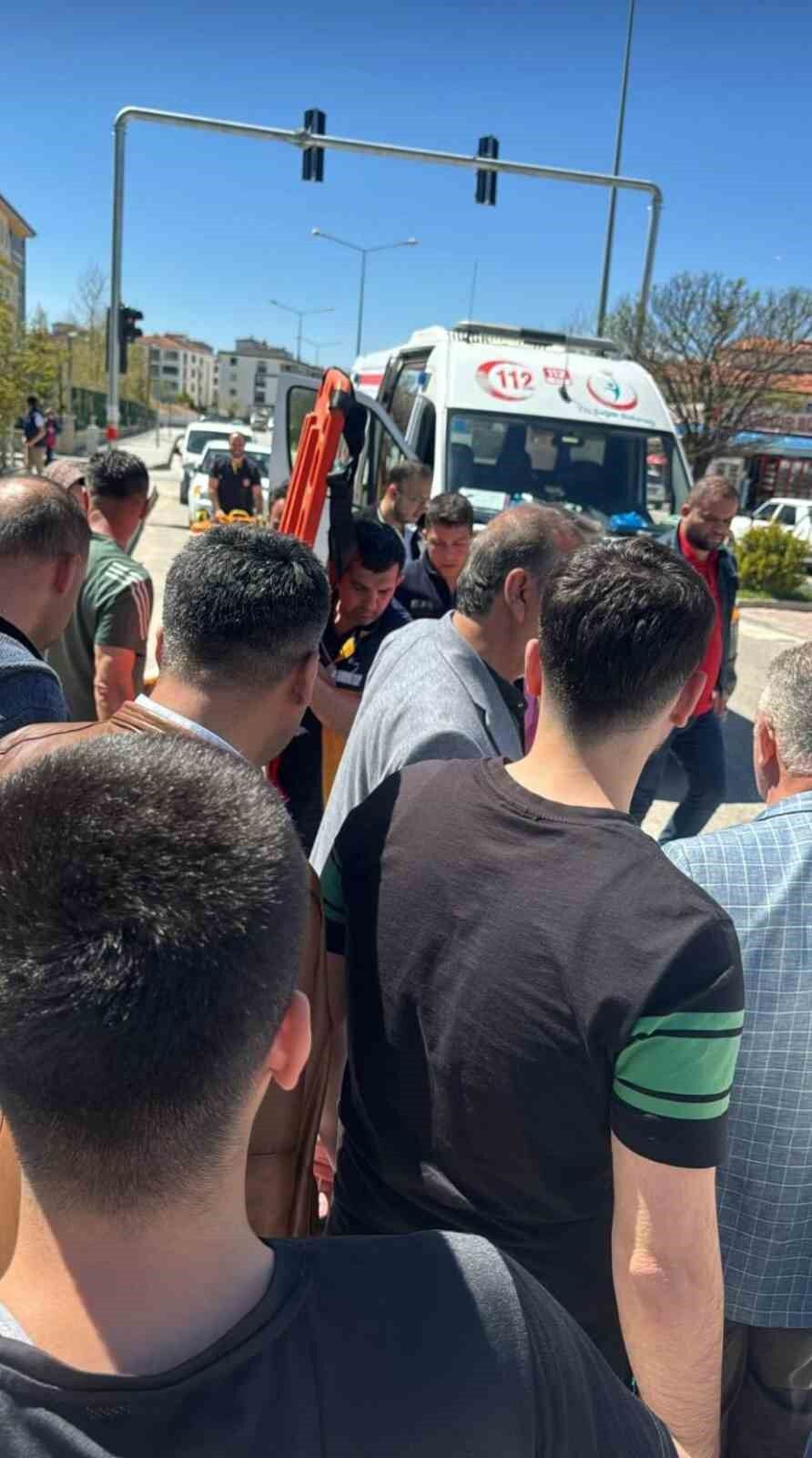 Otomobil yaya geçidinde çocuğa çarptı