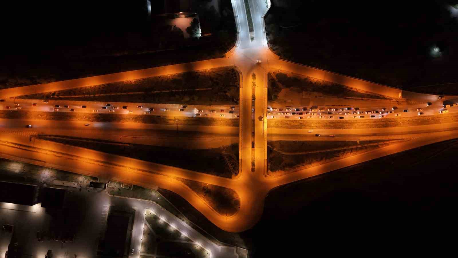 Tatilciler dönüş yolunda: 43 ilin geçiş noktasında kilometrelerce araç kuyruğu