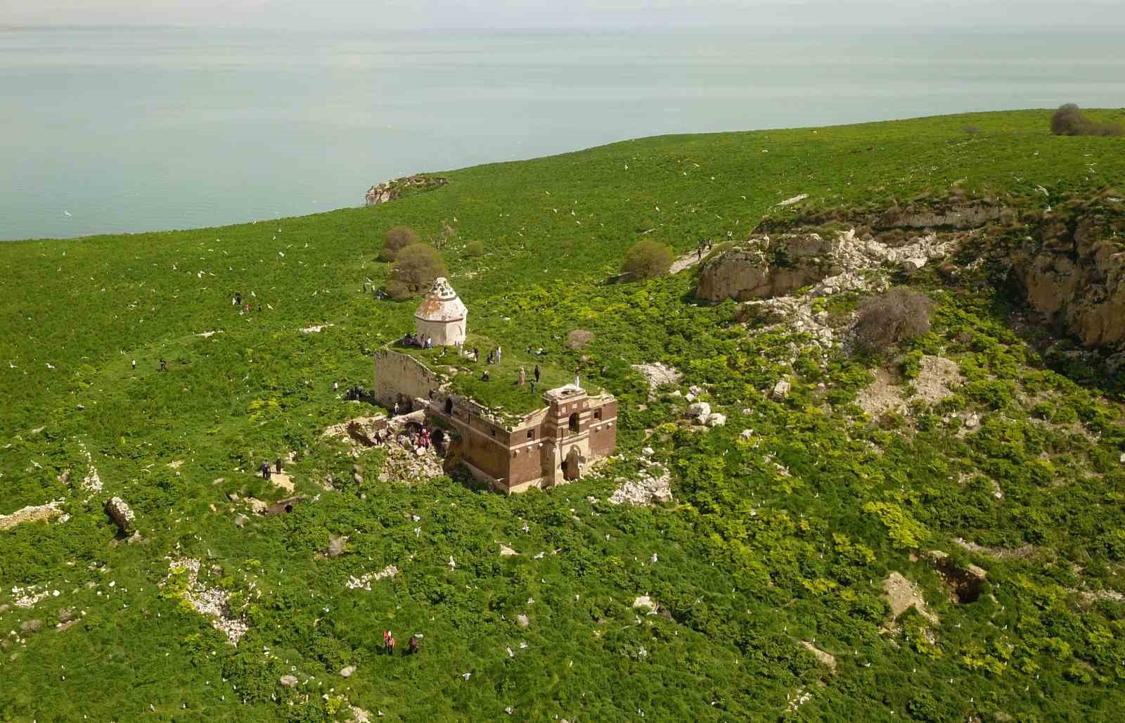 Van Gölü’nün incisi Çarpanak Adası’nın göz kamaştıran güzelliği