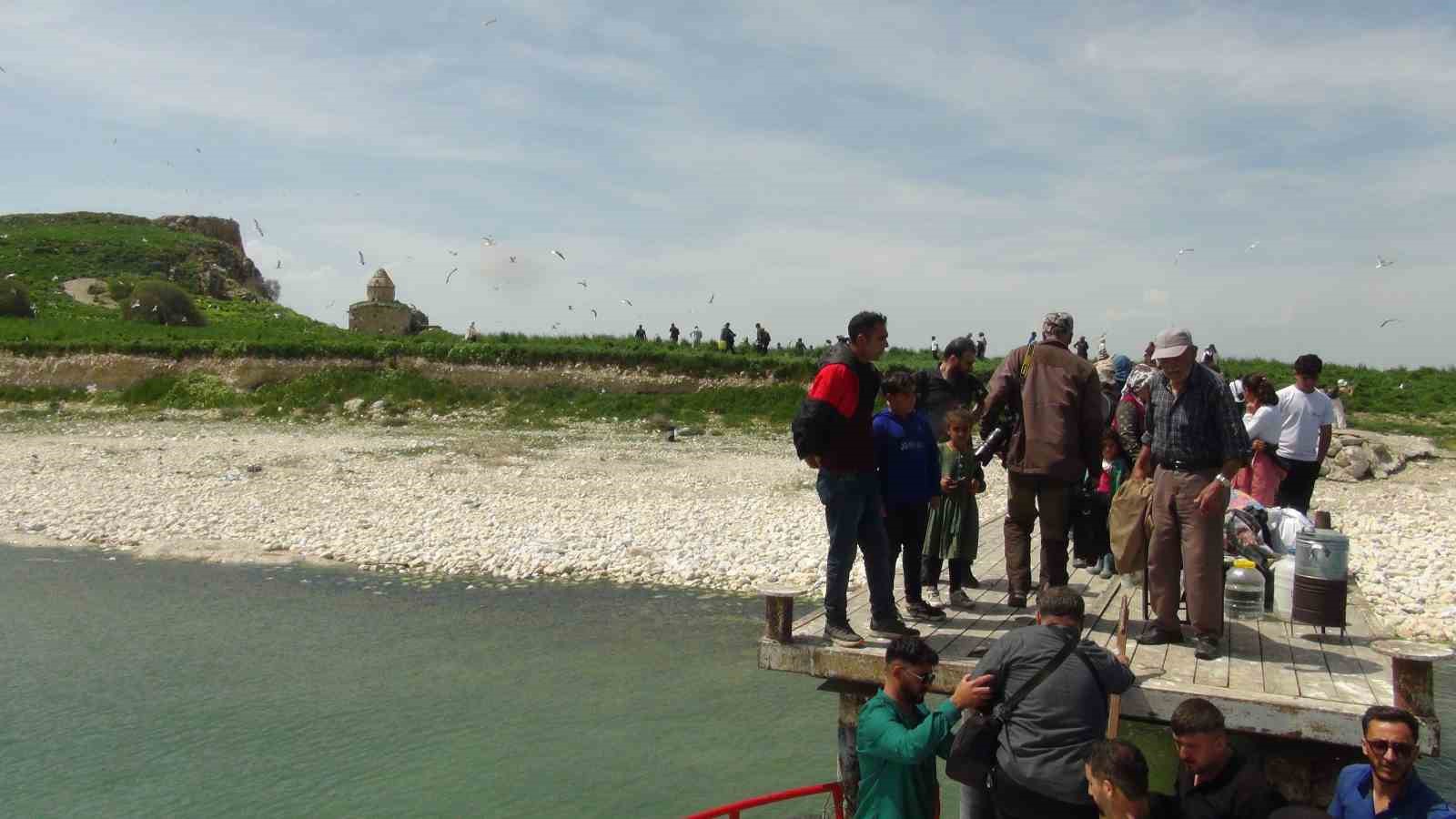 Van Gölü’nün incisi Çarpanak Adası’nın göz kamaştıran güzelliği