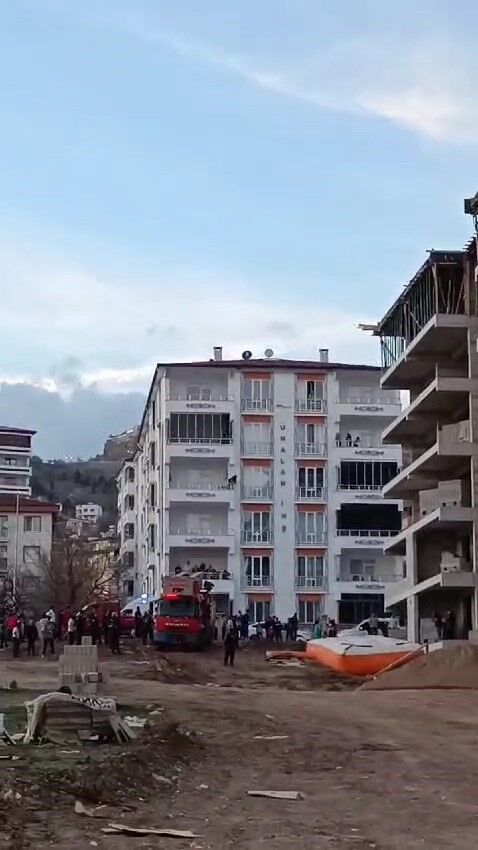 İnşaatın 5’inci katına çıkan kadını ekipler ikna etti