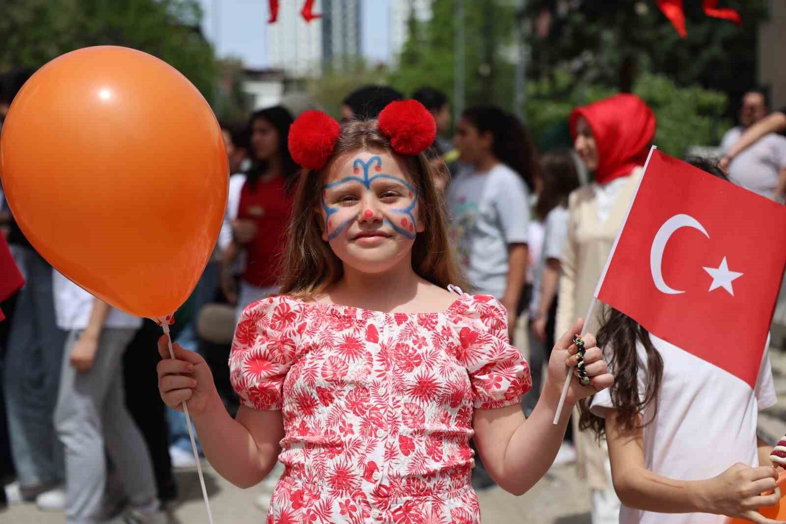 Kurulan 23 Nisan Sokağında çocuklar şiir okudu, halay çekti