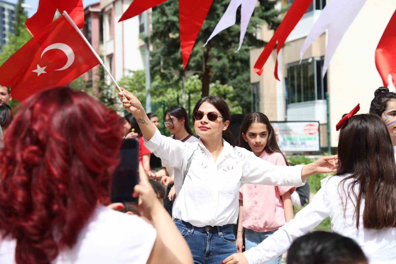Kurulan 23 Nisan Sokağında çocuklar şiir okudu, halay çekti