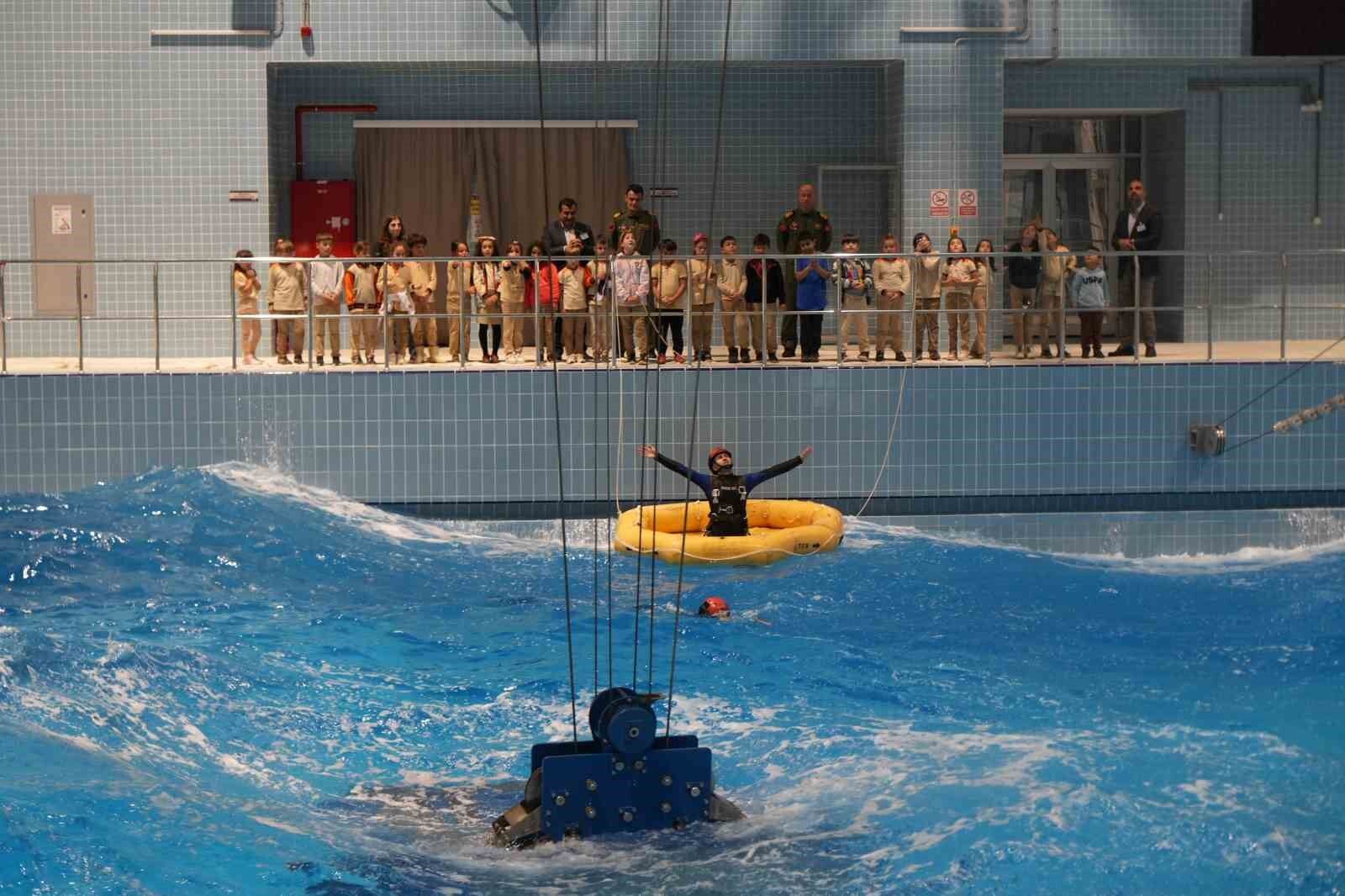 Pilot koltuğuna geçen minikler, çocuk bayramında hayallerini gerçekleştirdi