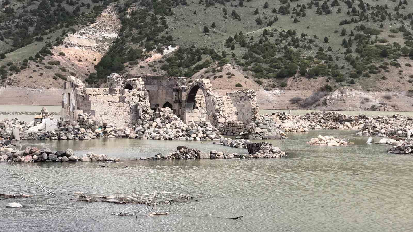 Kars’ta baraj kapakları kapandı, eski köy sular altında kaldı