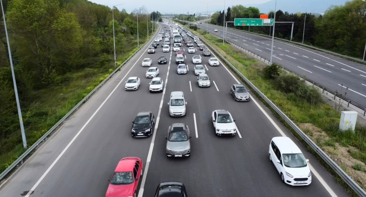Otoyolda dönüş yoğunluğu trafiği durdurdu