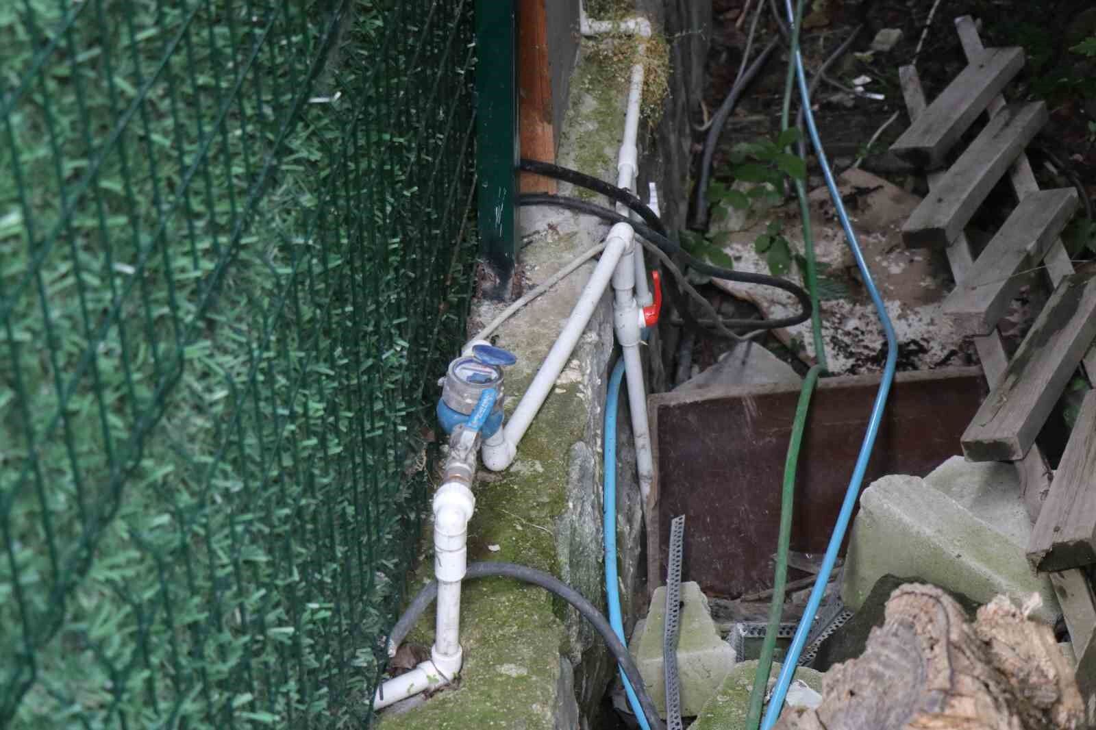 4 yıldır su faturası ödediği bungalovun suyu kesilince yolu kapattı, ortalık karıştı