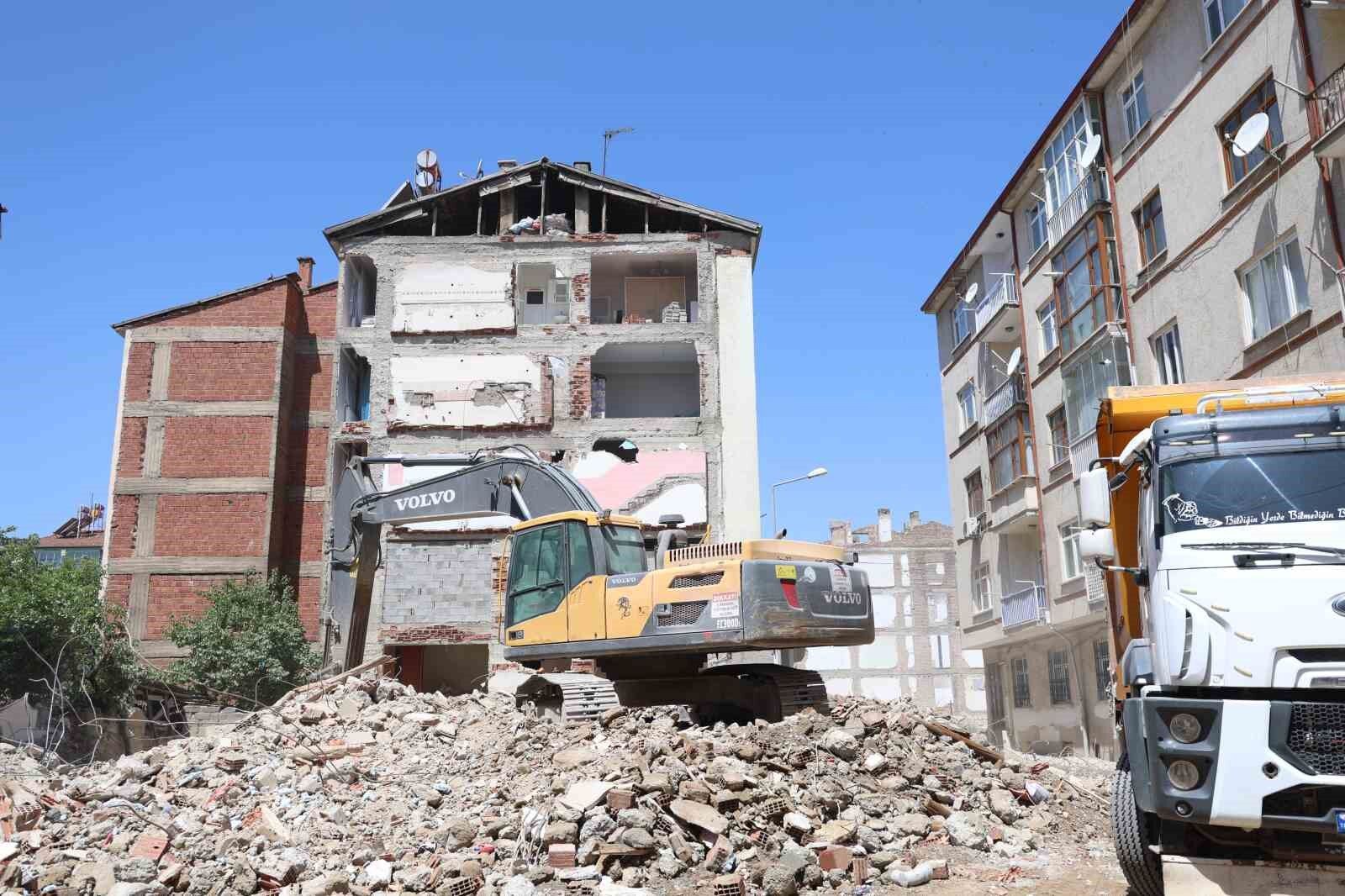 Yıkım çalışmasında ortaya çıktı, 35 yıldır iki bina tek duvarı kullanmış