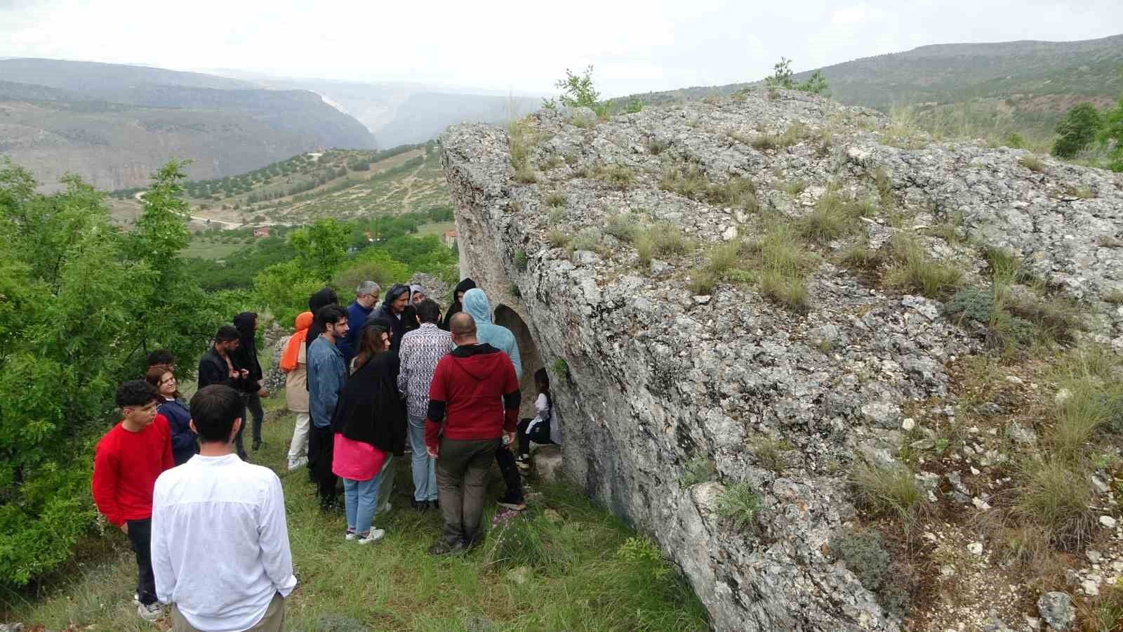 2 bin yıllık kaya mezarları görenleri şaşırtıyor