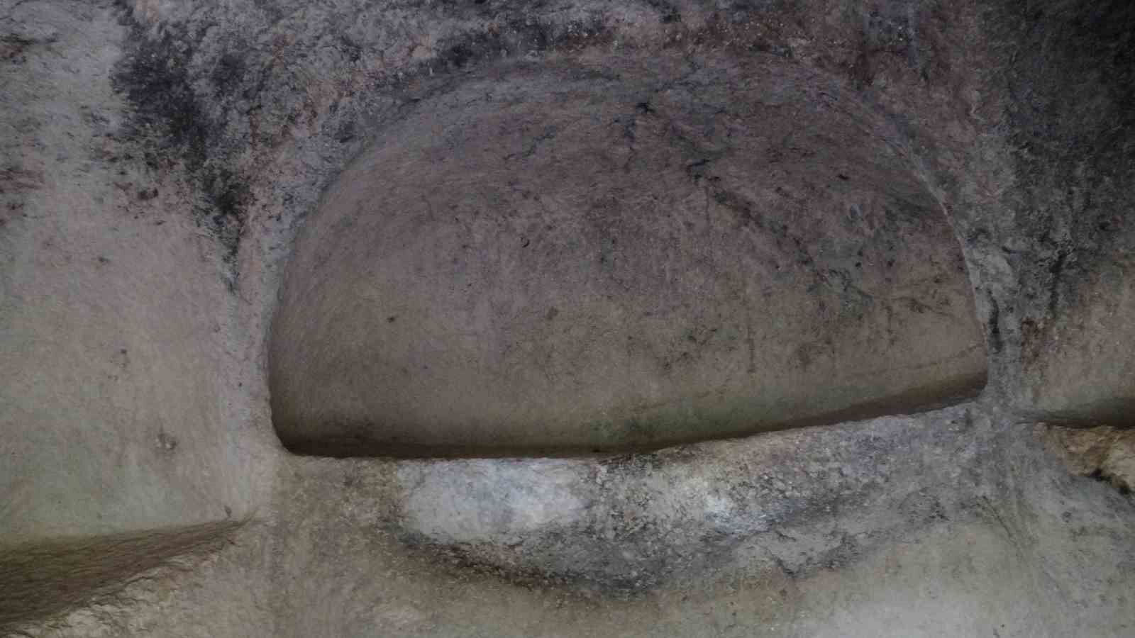 2 bin yıllık kaya mezarları görenleri şaşırtıyor