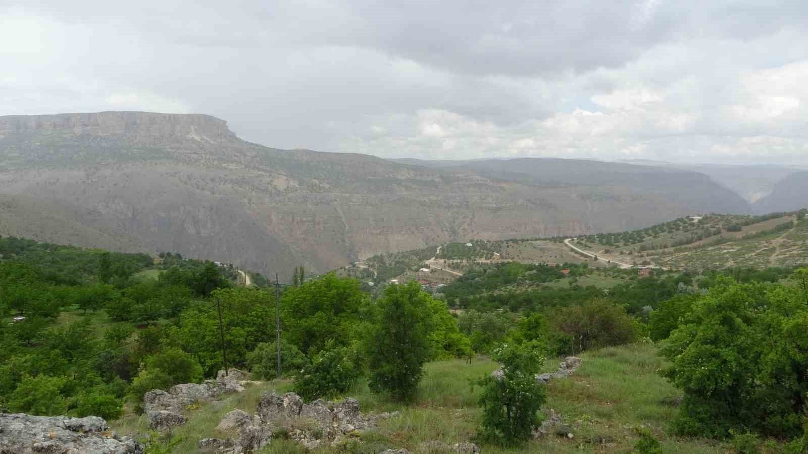 2 bin yıllık kaya mezarları görenleri şaşırtıyor