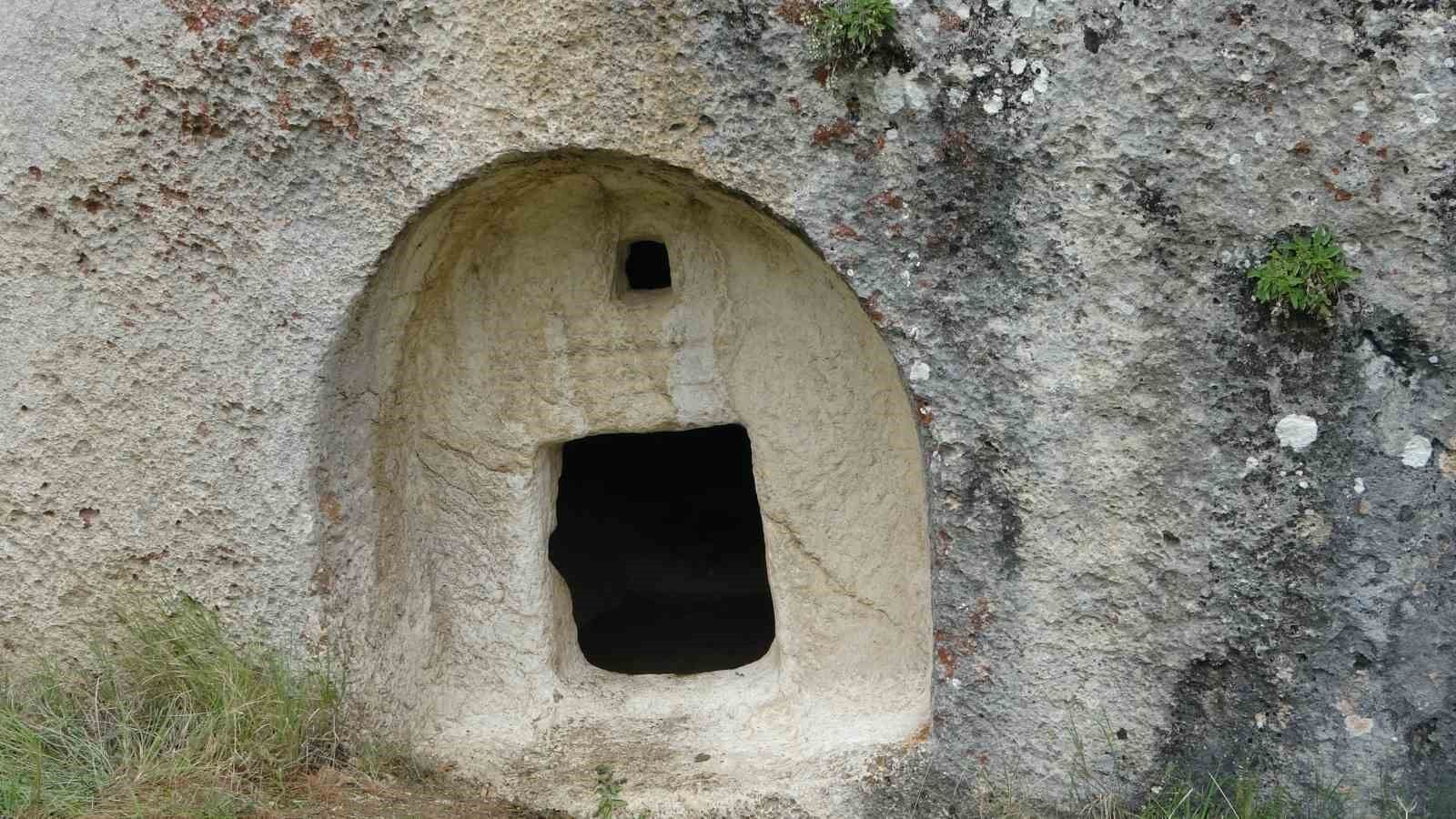 2 bin yıllık kaya mezarları görenleri şaşırtıyor