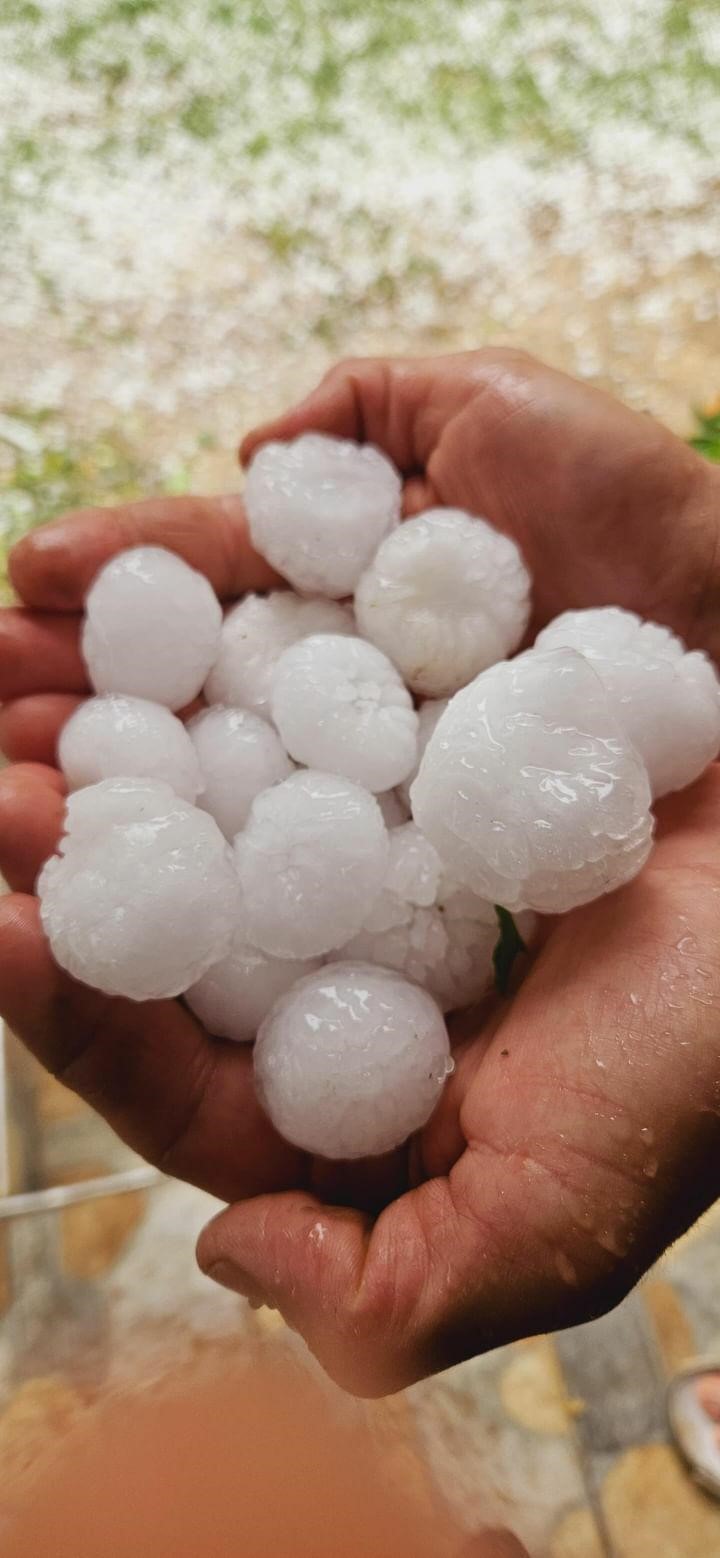 Ceviz büyüklüğündeki dolu yağışı araçların camlarını kırdı