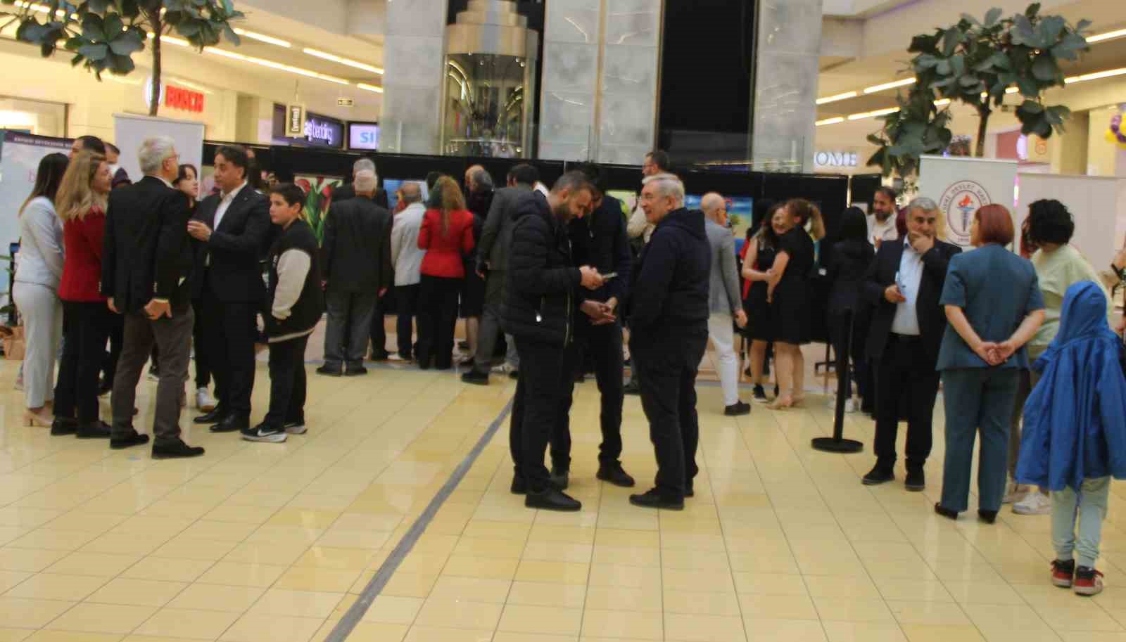 Sağlık çalışanlarının el emeği yağlı boya eserleri görücüye çıktı