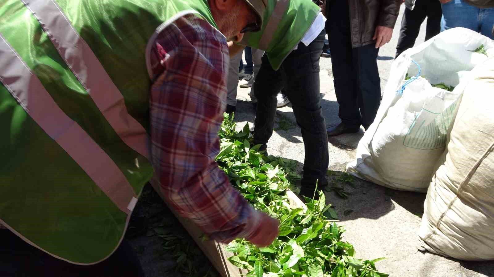 Çayı tabuta koyarak sokak sokak gezdirdiler
