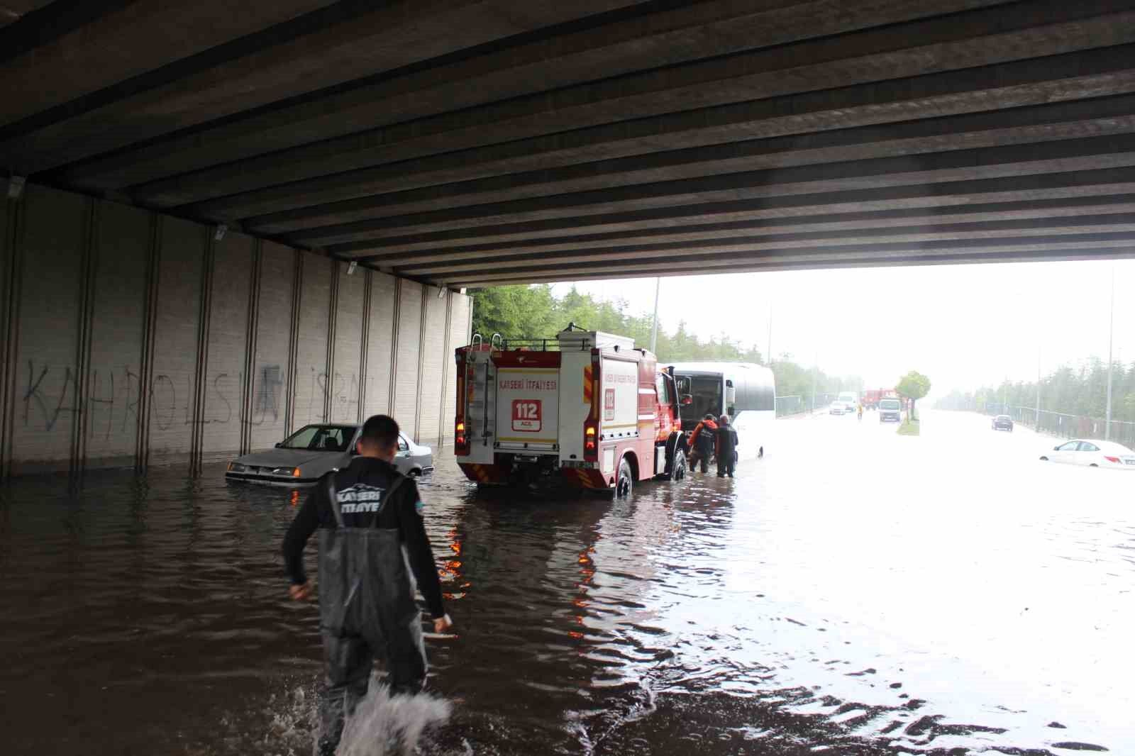 Sağanak yağış su taşkınlarına neden oldu, araçlar mahsur kaldı