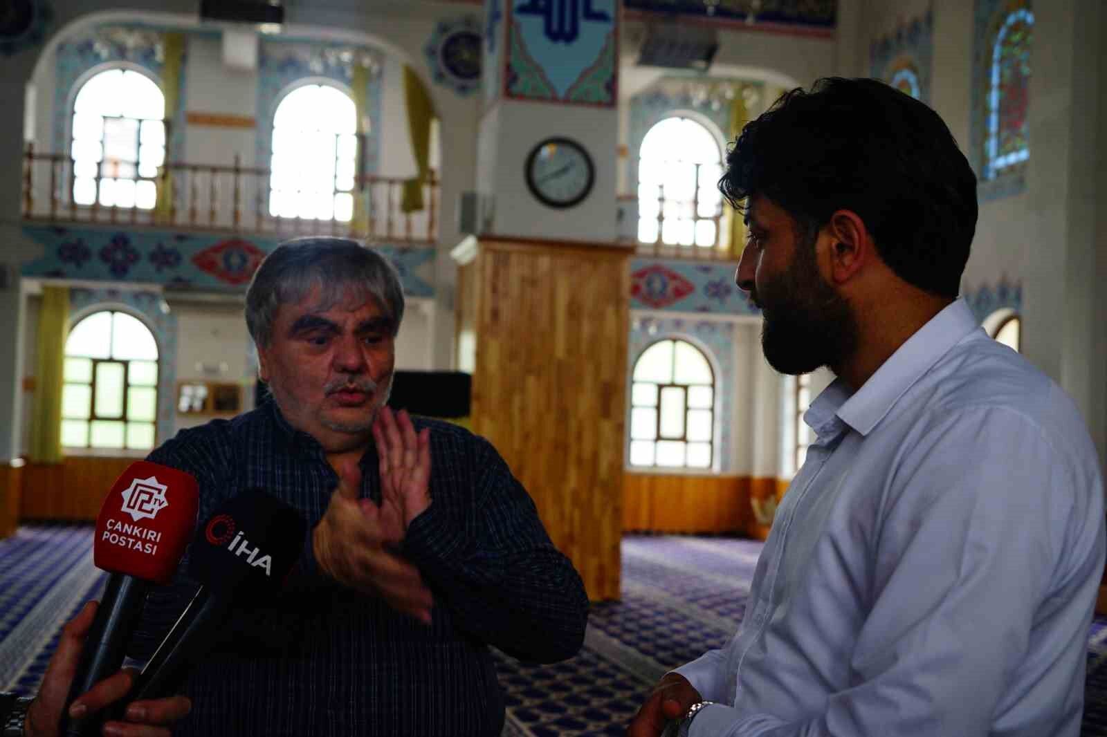 Bu camide işitme engelli bireylere cuma hutbesi işaret diliyle anlatılıyor