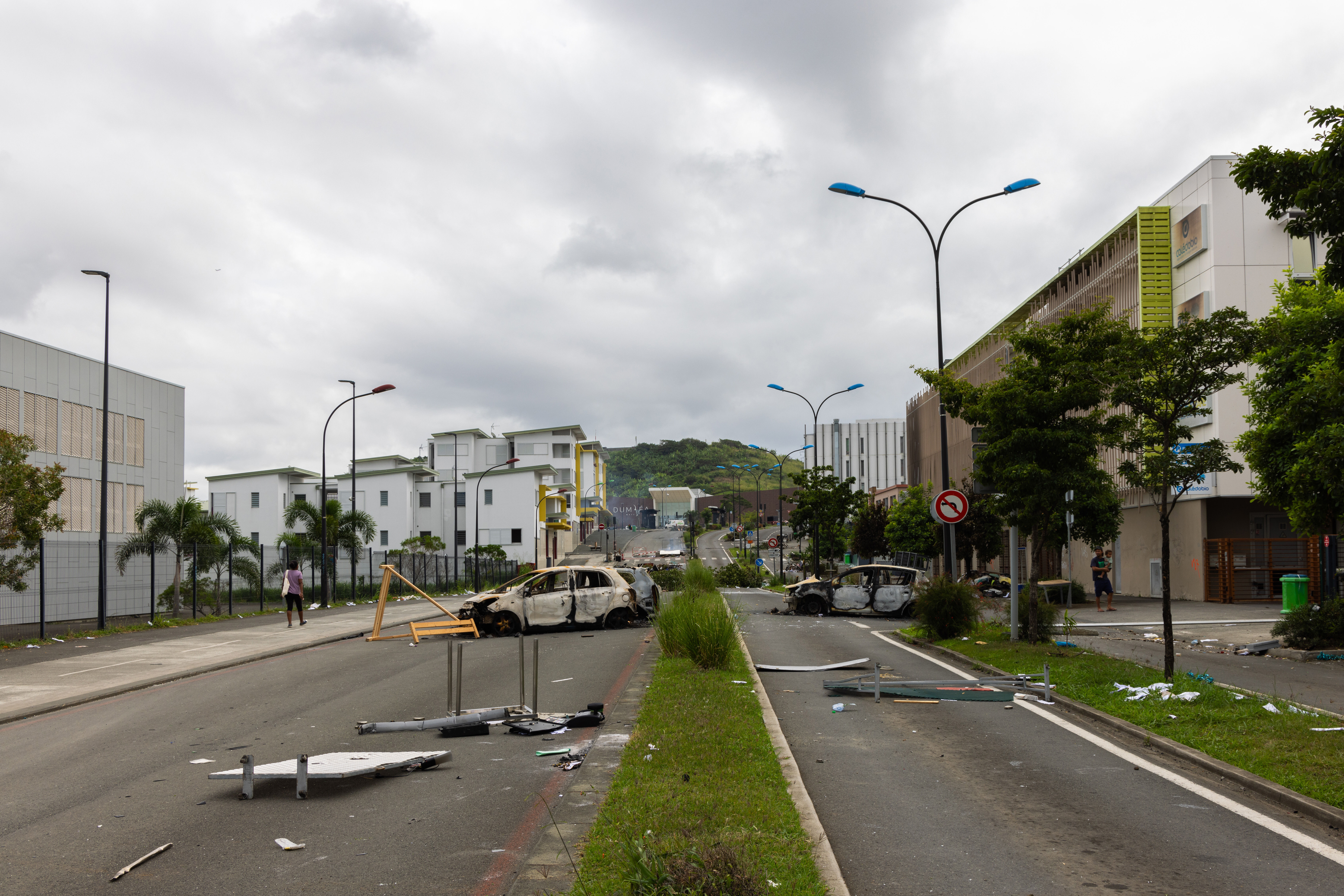 Yeni Kaledonya'da okullar, iş yeri ve 300 araç kundaklandı