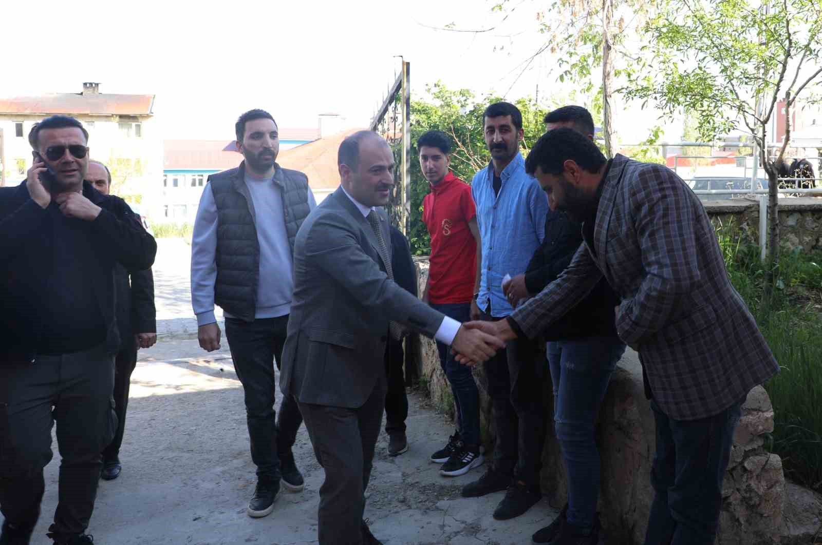 Başkale’de domates fidesi dağıtıldı