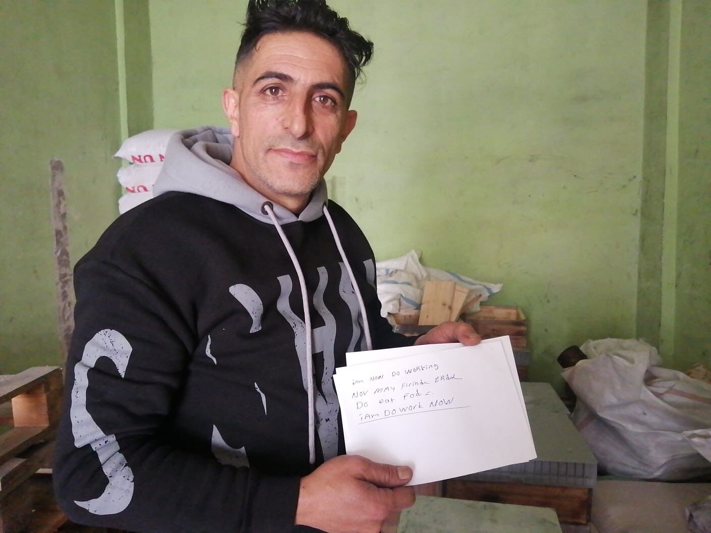 Ağrı’da ilkokul 3. sınıftan sonra okulu bırakmasına rağmen İngilizceyi ana dili gibi konuşuyor