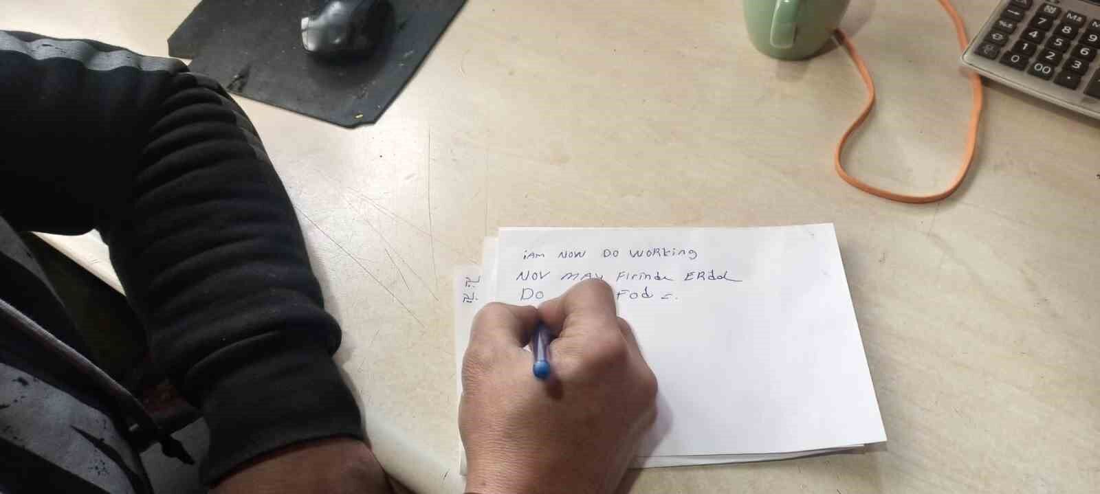 Ağrı’da ilkokul 3. sınıftan sonra okulu bırakmasına rağmen İngilizceyi ana dili gibi konuşuyor