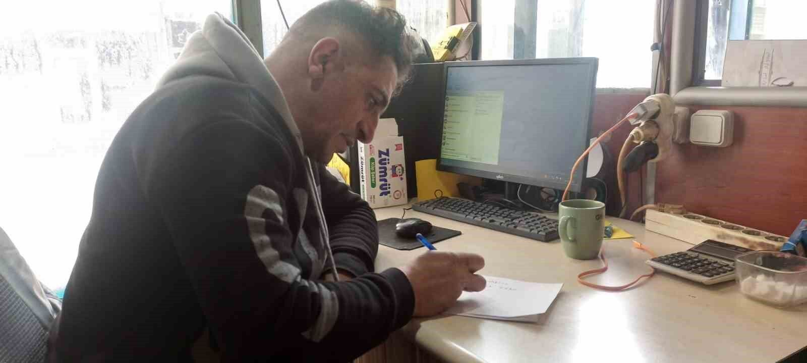 Ağrı’da ilkokul 3. sınıftan sonra okulu bırakmasına rağmen İngilizceyi ana dili gibi konuşuyor